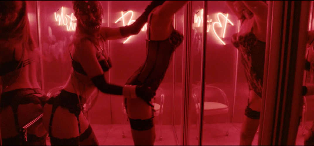 Kadry z klipu 'Work B**ch!'