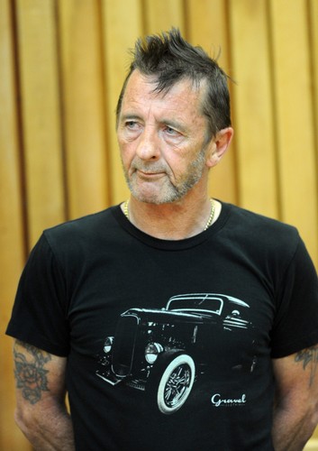Phil Rudd przyznaje się do winy