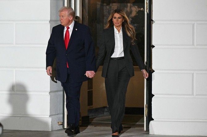 Donlad i Melanija Tramp ispred Bele kuće
