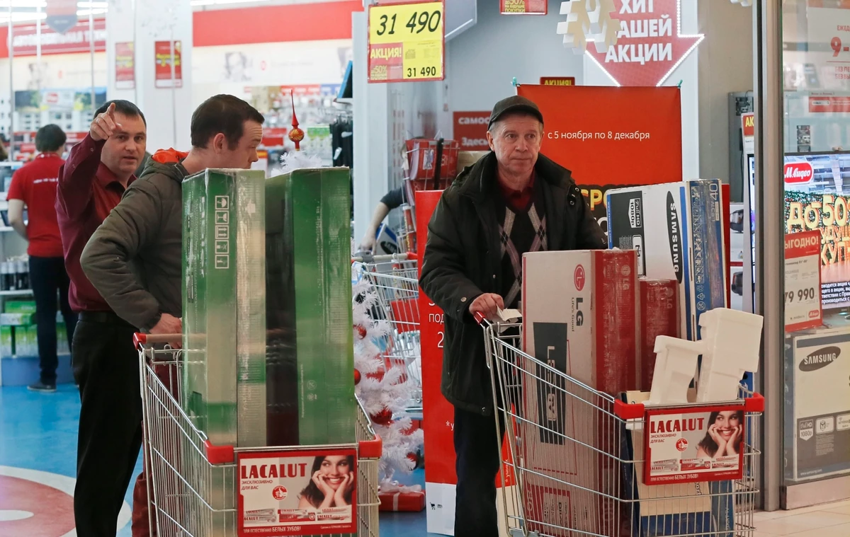 Бытовая техника повышение цен. Ажиотаж в магазинах техники. Покупатель телевизора. Скупают бытовую технику. Скупаем технику.