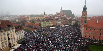 "Jarosław, kobiety zostaw": "czarny protest" w Warszawie