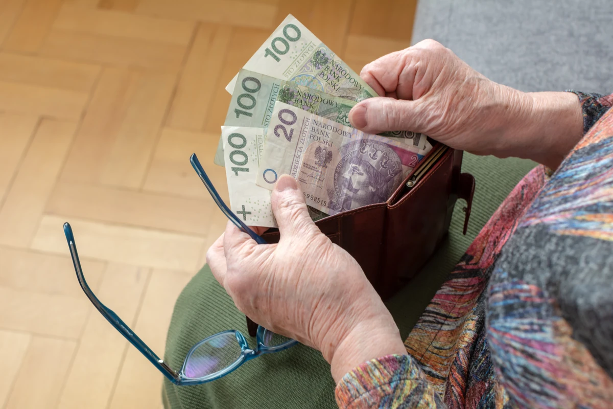 2150 zł dla osób 75+ i ich rodzin. Kiedy można złożyć wniosek? Oto termin
