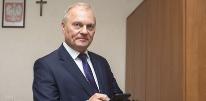 Lech Kołakowski jest jak "tłusty kot", ma 35 tys. zł pensji. Poseł odpowiada: Panowie, weźcie się do pracy