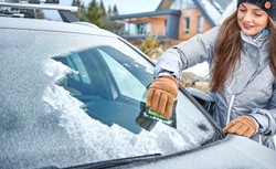 To powszechny problem, ale rozwiążesz go w 5 minut. Oto sposób na zamarzające szyby w aucie