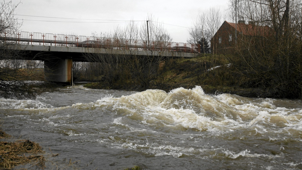 Woda w Warcie w woj. lubuskiem powoli opada. Spadki poziomu rzeki sięgały w poniedziałek 2-3 cm na dobę w Kostrzynie nad Odrą, do 7-9 cm w Skwierzynie. Jak podaje IMGW, tendencja ta utrzyma się w kolejnych dniach.