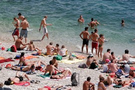 ŠOK PRIZOR NA PLAŽI U HRVATSKOJ! Strankinja došla OVAKVA DA SE SUNČA, roditelji POBESNELI: "Ovde ima dece svih uzrasta, sramota", tražili i da SPASIOCI REAGUJU