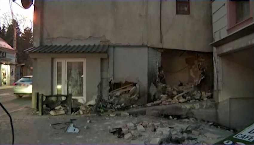 Automobil uleteo u zgradu u Zemunu 