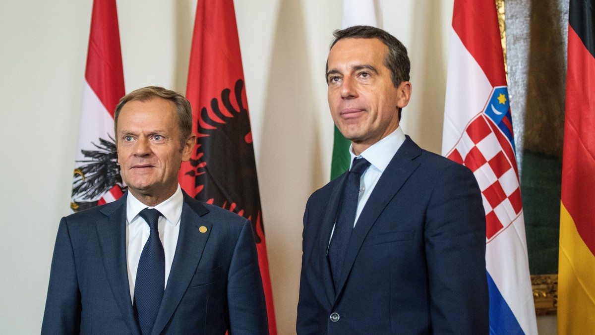 Kanclerz Austrii Christian Kern podczas spotkania przedstawicieli 10 krajów UE w Wiedniu wezwał do lepszej ochrony zewnętrznych granic Unii Europejskiej, aby powstrzymać nielegalną migrację. Szef Rady Europejskiej Donald Tusk powiedział, że spotkanie ma "potwierdzić, praktycznie i politycznie, że (wykorzystywany przez migrantów) szlak bałkański jest zamknięty", a priorytetem jest "ustanowienie skutecznej kontroli na zewnętrznych granicach UE". Szef węgierskiego rządu stwierdził natomiast, że UE powinna założyć "wielkie miasto uchodźców".