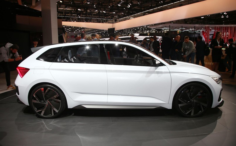 Skoda Vision RS mierzy 4356 mm długości, 1810 mm szerokości oraz tylko 1431 mm wysokości, a rozstaw osi to 2650 mm. To oznacza, że nowe auto jest ciut krótsze od aktualnego modelu Rapid, ale oferuje rozstaw osi porównywalny z Octavią