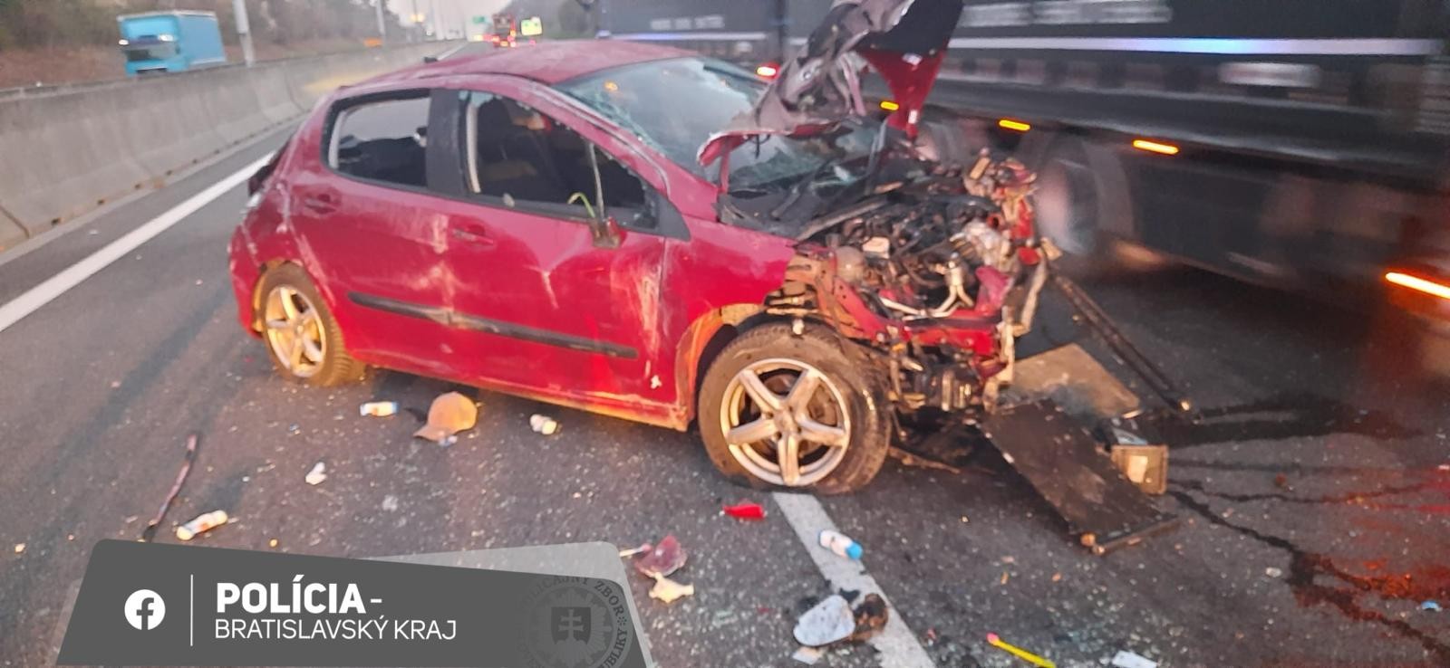 Policajti riešili v stredu ráno na diaľnici D2 dve zrážky áut.