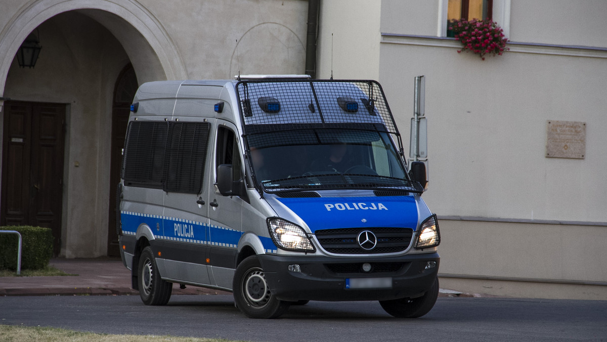 Kilku policjantów z Opolszczyzny może być zamieszanych w proceder kupowania prac licencjackich i magisterskich - poinformowała dziś Nowa Trybuna Opolska.