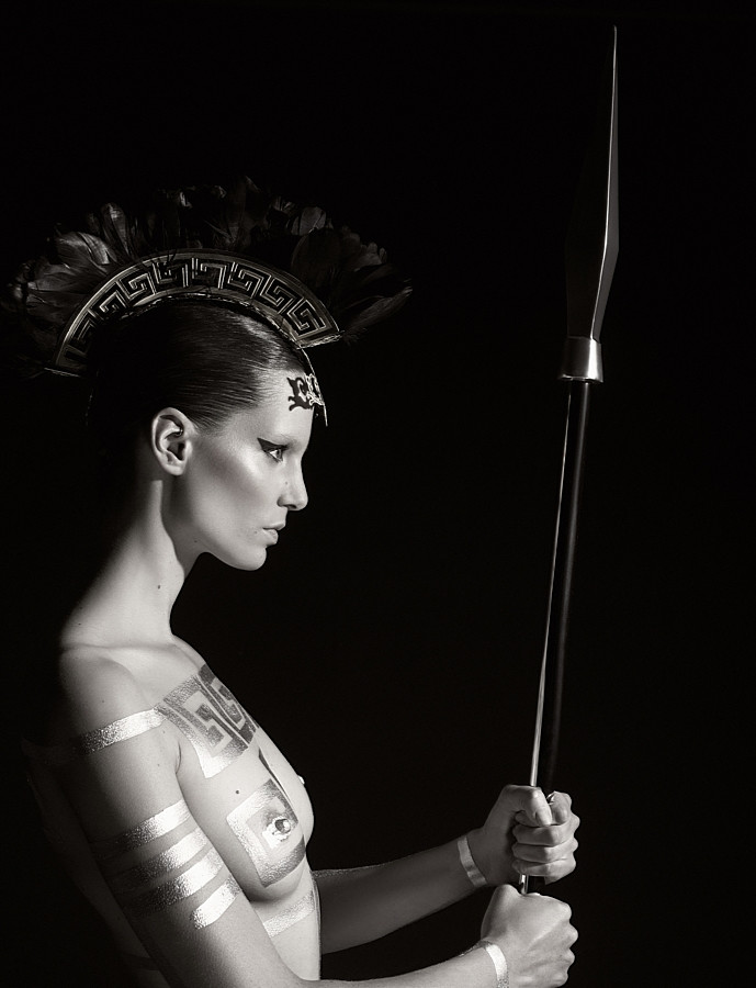 Iris Strubegger jako Atena w kalendarzu Pirelli 2011 / fot. Agencja BE&amp;W