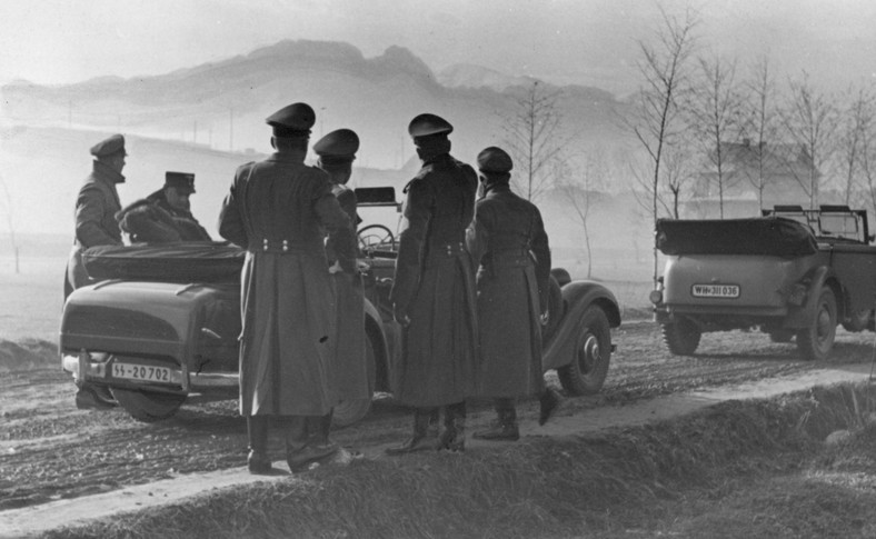 Wizyta gubernatora Hansa Franka w Zakopanem. Niemieccy żołnierze na tle Giewontu