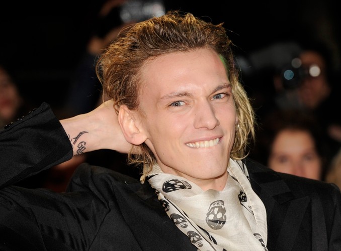 Jamie Campbell Bower na premierze w Madrycie