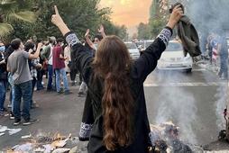 Mieszkańcy Teheranu protestują po tragicznej śmierci 22-letniej Mahsy Amini, która prawdopodobnie została pobita na śmierć przez policję obyczajową za niewłaściwe noszenie hidżabu, wrzesień 2022 r.