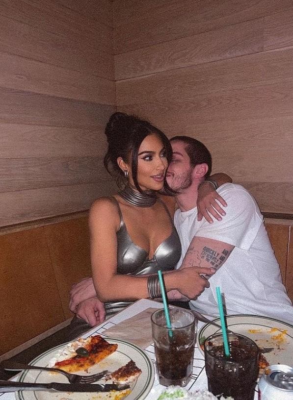 Kim Kardashian a jej partner Pete Davidson.