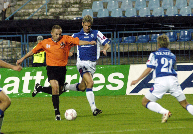 2004 r., Paweł Wojtala (w środku) w barwach Lecha Poznań przeciwko drużynie z Ostrowca Świętokrzyskiego