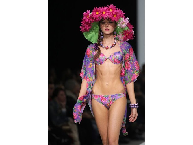 Kwiatowe wzory w modzie plażowej – kostiumy kąpielowe na sezon wiosna-lato 2012