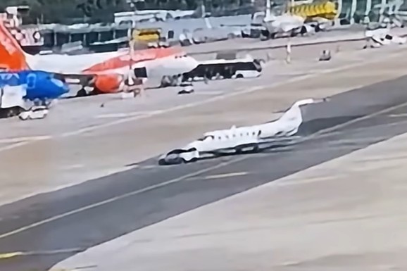 (VIDEO) "FIJAT" SE SUDARIO S AVIONOM Presekao mu put i zabio se u njega: Aerodrom blokiran nakon bizarne nesreće