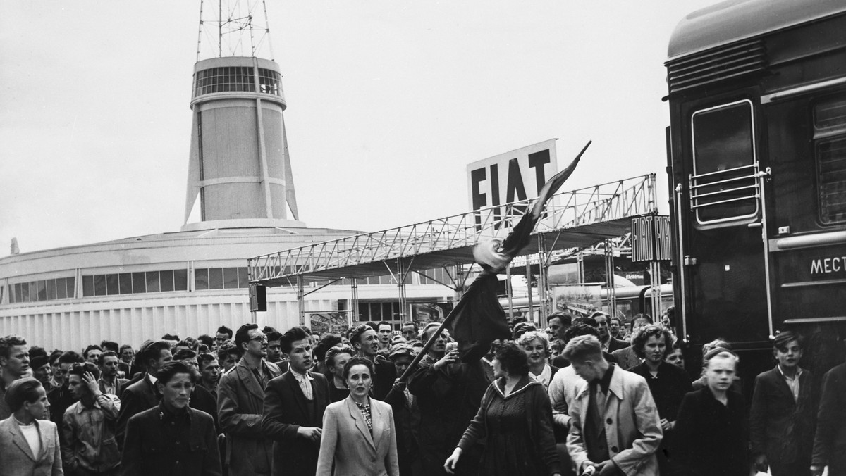 Marsz robotników z flagą, na której jest krew zastrzelonego chłopca Romka Strzałkowskiego, Poznań, 29 czerwca 1956 r.