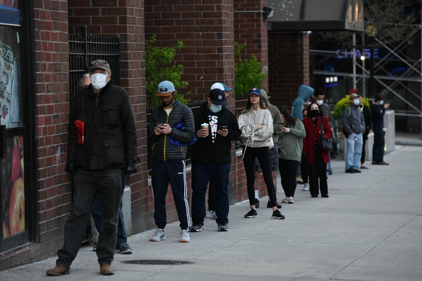 Red za supermarket u Njujorku - građani se drže propisane distance