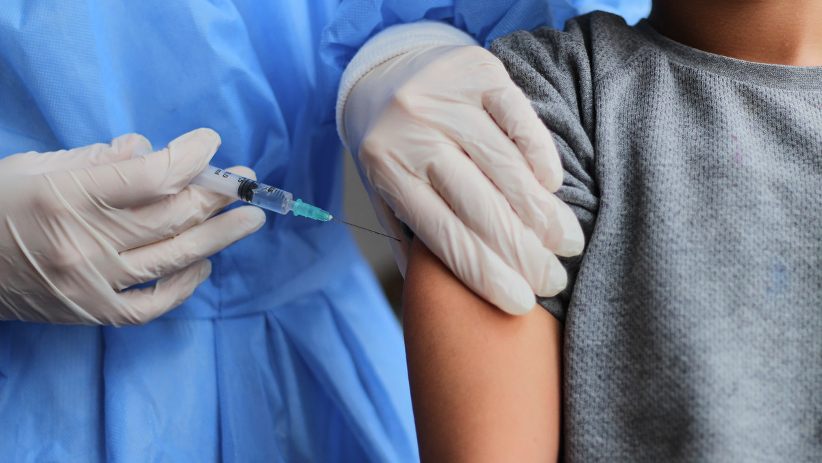 W czwartek ruszyły szczepienia przeciw COVID-19 dzieci w wieku od 5 do 11 lat. Szczepionka dla najmłodszych pacjentów jest bezpieczna i skuteczna — podkreślają eksperci. Samych skierowań wystawiono ponad dwa miliony, a jak z rejestracją? W niektórych punktach zainteresowanie szczepionkami dla dzieci jest duże.