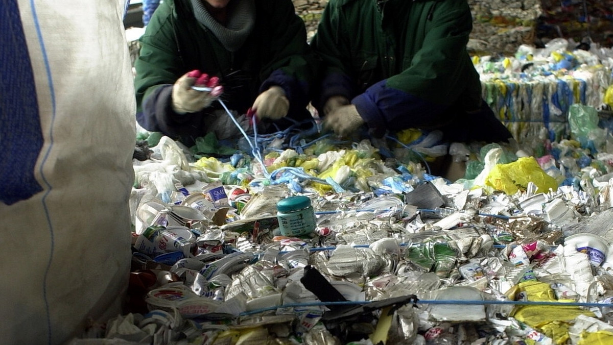 "Polska Kurier Lubelski": Nauka o recyklingu będzie od dziś mniej teoretyczne, a bardziej skupione na praktyce. - Zamiast czerpać wiedzę z książek, studenci i uczniowie będą mogli w czynnym zakładzie obserwować proces odzyskiwania surowców z odpadów - tłumaczy Wojciech Lutek, prezes Kom-Eko.