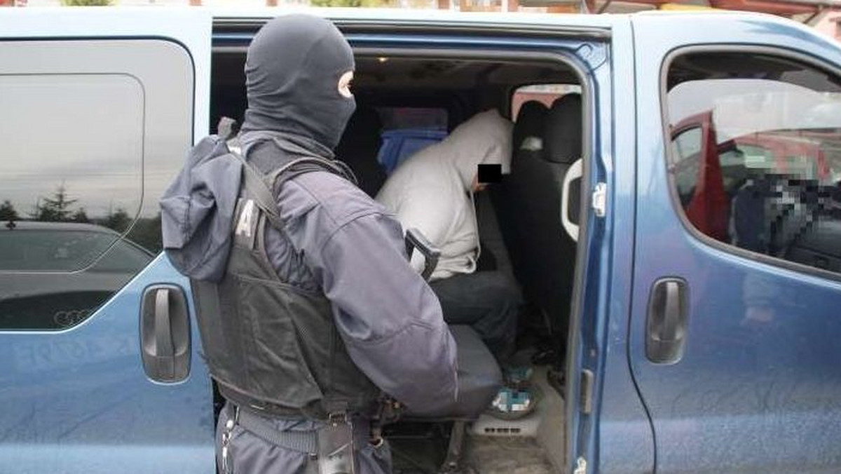 Zorganizowaną grupę przestępczą zajmującą się handlem narkotykami zlikwidowali policjanci z Centralnego Biura Śledczego. Zarzuty usłyszało dziewięć osób, sześć z nich aresztowano na trzy miesiące – poinformowało dziś biuro prasowe opolskiej policji.