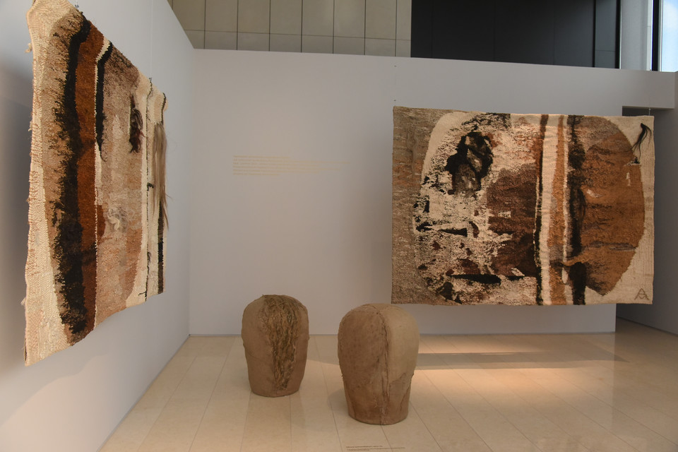 Magdalena Abakanowicz, "Głowy schizoidalne" (1973-1975; Fundacja Magdaleny Marty Abakanowicz-Kosmowskiej i Jana Kosmowskiego) oraz "Anita" (1965, Kolekcja teresy i Andrzej Starmachów)