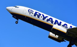 Spór o wynagrodzenia w Ryanairze. Firma grozi likwidacją dodatkowych 3 tys. miejsc pracy