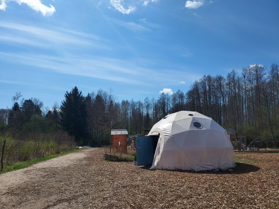 Namiot sferyczny, gdzie dzieci z Ukrainy mają swoją bazę