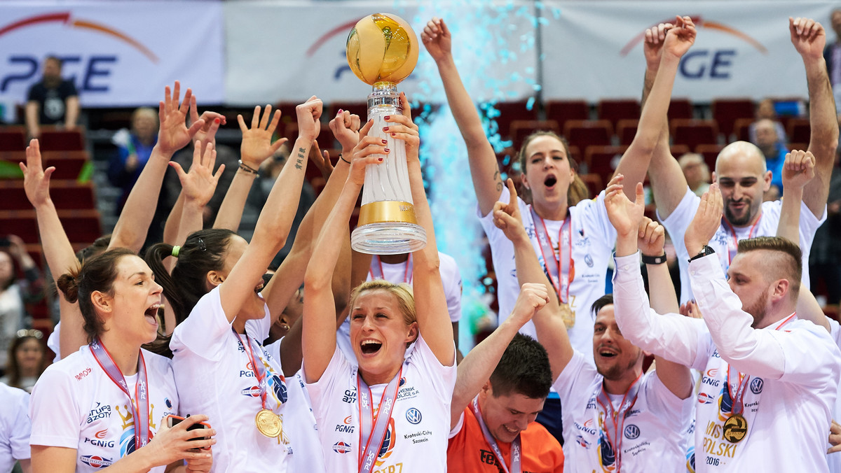 Siatkarki KPS Chemika Police po raz trzeci pokonały PGE Atom Trefl Sopot w finałach Orlen Ligi i sięgnęły po mistrzostwo Polski w sezonie 2015/2016. To już trzecie z rzędu, a piąte w historii mistrzostwo dla policzanek. W czwartek podopieczne Jakuba Głuszaka wygrały na wyjeździe 3:0 (25:23, 25:18, 25:23).