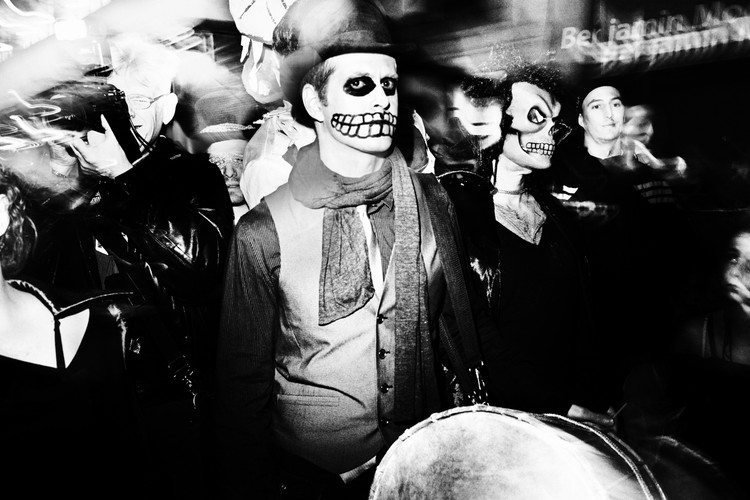 Portrety ludzi przygotowujących się do parady Helloween w Nowym Jorku. Zdjęcia Tomasza Lazara otrzymały pierwsze miejsce za fotoreportaż w kategorii 