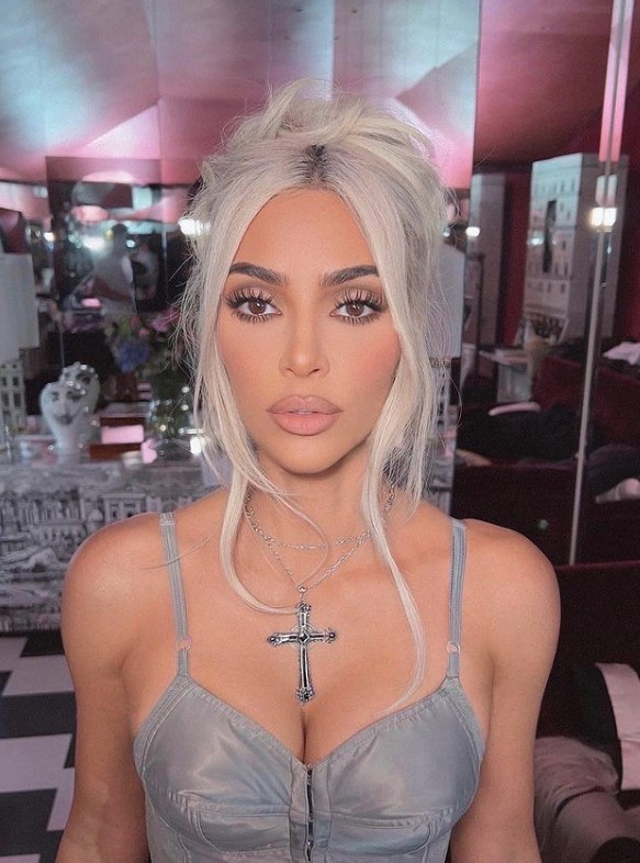 Podnikateľka, influencerka a hviezda reality šou Kim Kardashian.