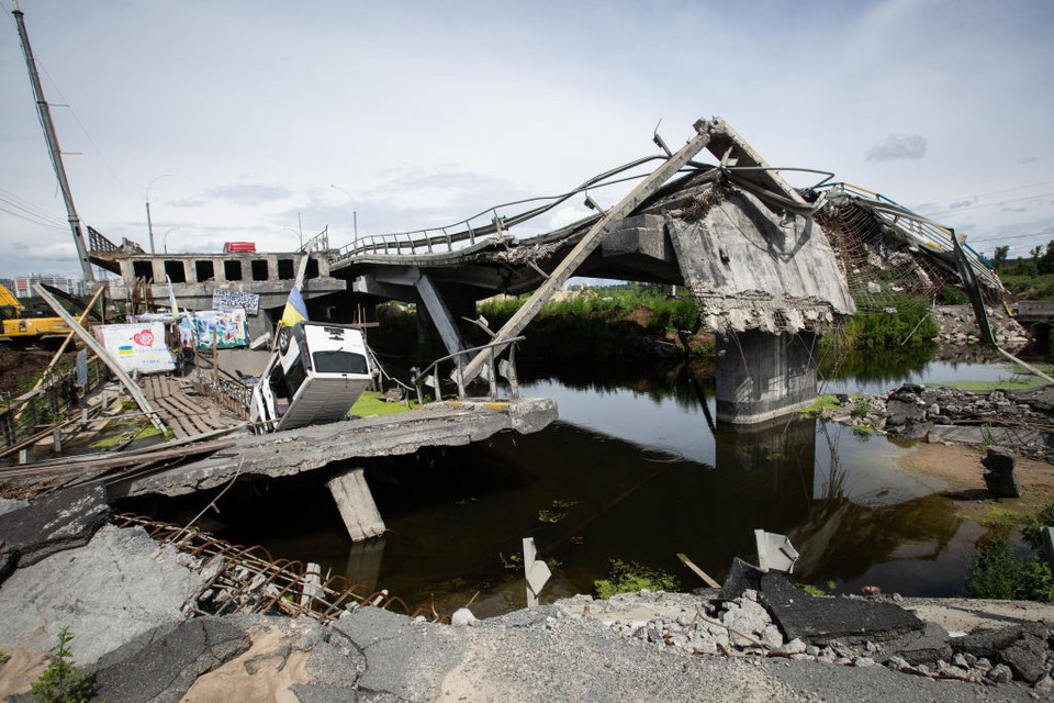 Most w Irpieniu po rosyjskim ataku rakietowym