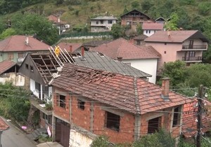 Olujno nevreme pogodilo Štrpce/vetar iščupao krov sa kuće 