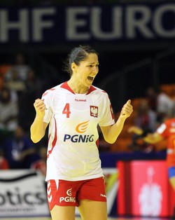 Piękne panie wybrały brutalną grę. Piłka ręczna to sport nie dla grzecznych dziewczynek. ZDJĘCIA