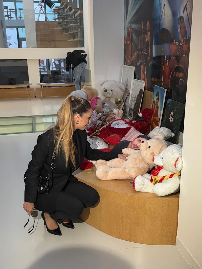 Tea Tairović u kući Tošeta Proeskog