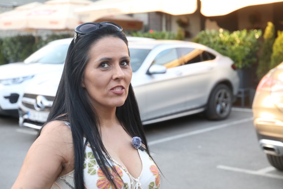 "NEMAM KONTAKT SA PORODICOM" Ćerka Sinana Sakića došla na koncert Južnog vetra u Beogradu, pa otkrila tužne detalje: "Ovo je emotivno za mene" (VIDEO)
