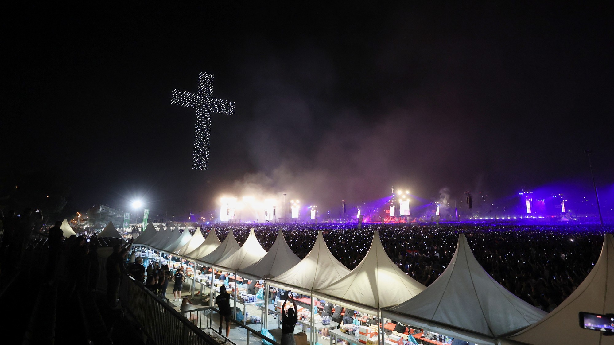 Koncert speváka Marka Perkoviča na dostihovej dráhe v Záhrebe.