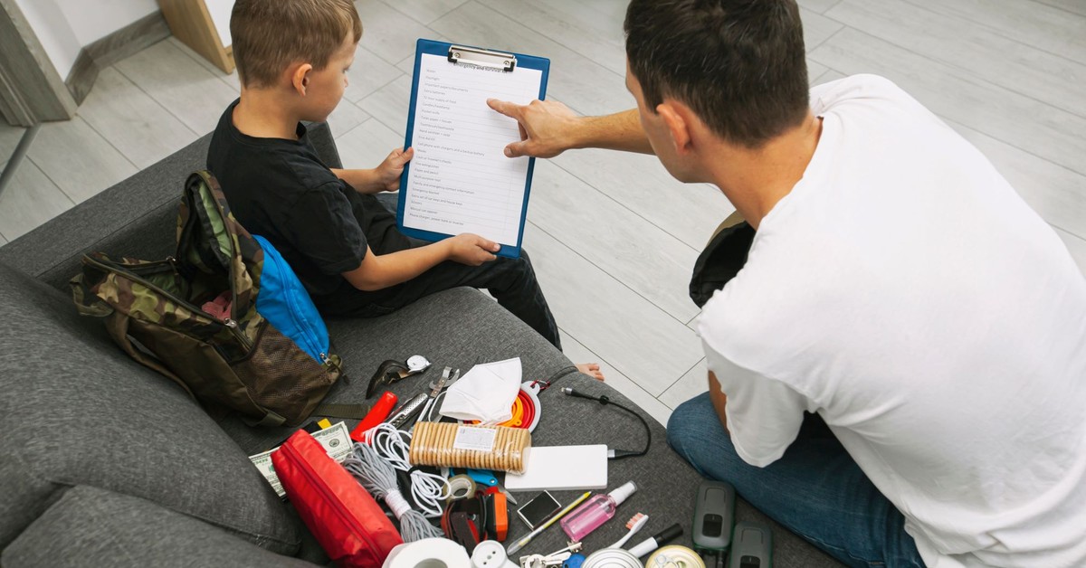 Jak spakować plecak ewakuacyjny? Lista rzeczy w razie wojny. To trzeba mieć w plecaku przetrwania. Poradnik na czas kryzysu