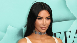 Semmi különös, csak Kim Kardashian vacsorázni ment: átlátszó felsőben villantott cicit – Itt vannak a képek