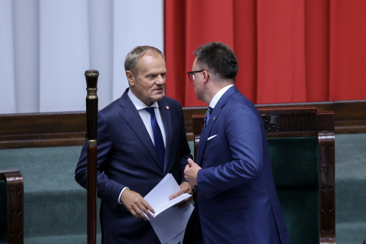 Nocne spotkanie Szymona Hołowni z politykami PiS. Donald Tusk zabiera głos