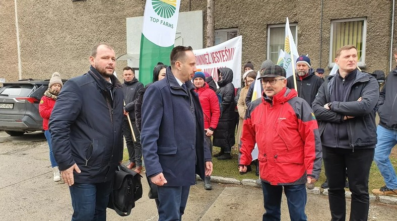 Spotkanie z protestującymi w Top Farms Głubczyce Od lewej Tomasz Ognisty i Janusz Kowalski, 21 lutego 2022 r. 