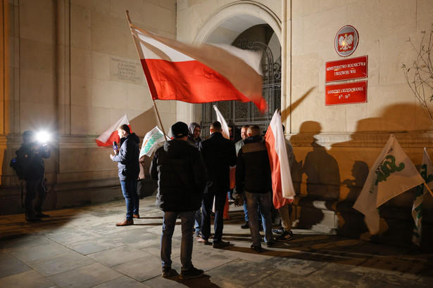 Protest rolników przed siedzibą Ministerstwa Rolnictwa i Rozwoju Wsi w Warszawie. Przedstawiciele organizacji rolniczych, którzy wzięli dziś udział w rozmowach z kierownictwem MRiRW, ogłosili 48-godzinny strajk okupacyjny i pozostali w siedzibie resortu