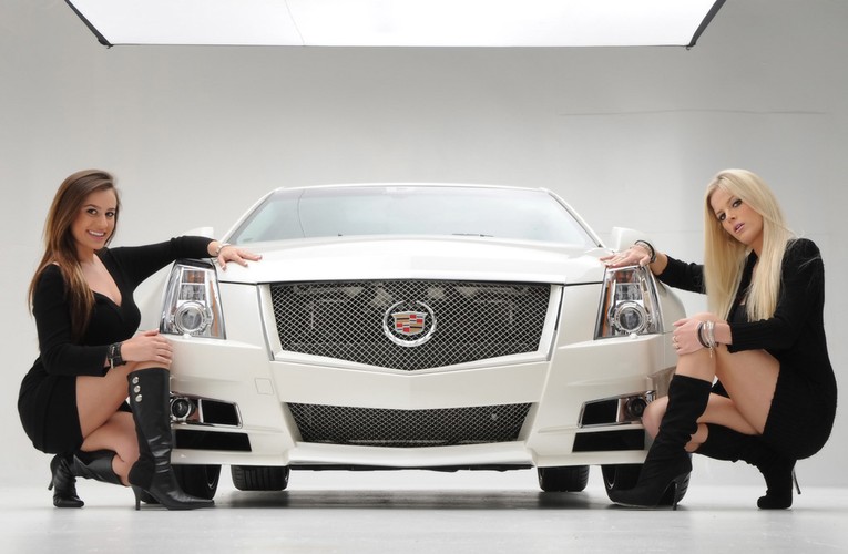 Pokazali cadillaca CTS z dwiema przyjaciółkami