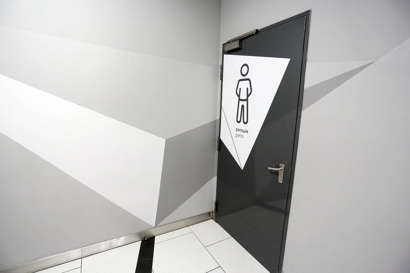 Wejście do męskiej toalety