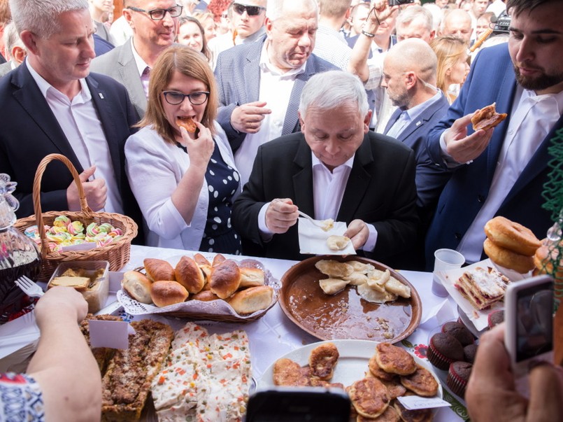 Granatowa sukienka maxi w białe grochy i biała marynarka to bezpieczny, a jednocześnie...