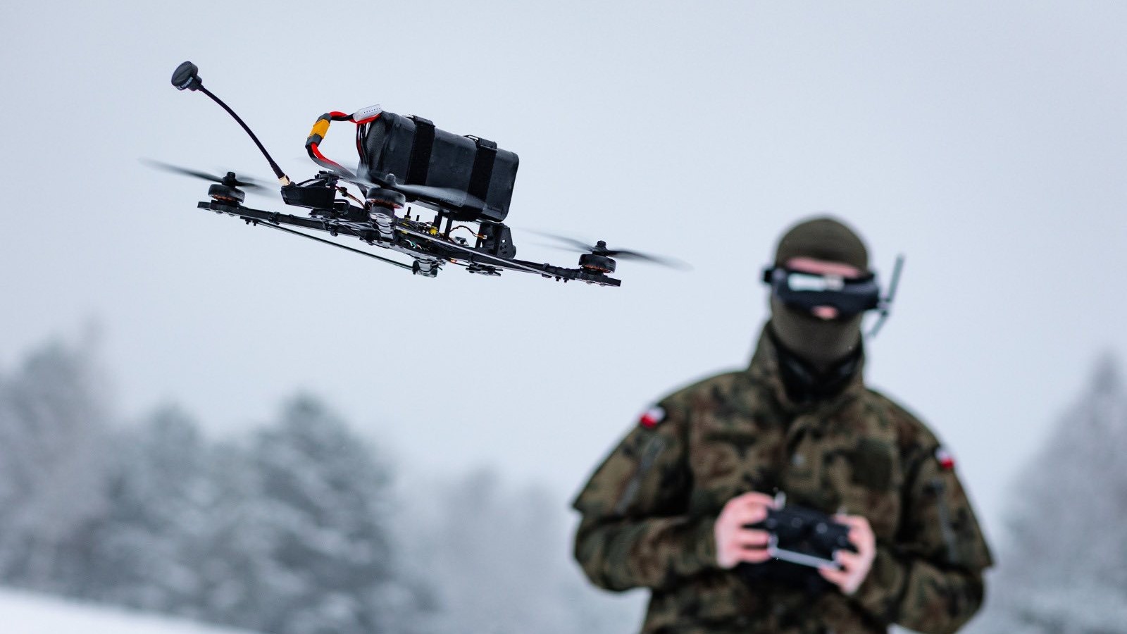 Poľský vojak ovládajúci dron