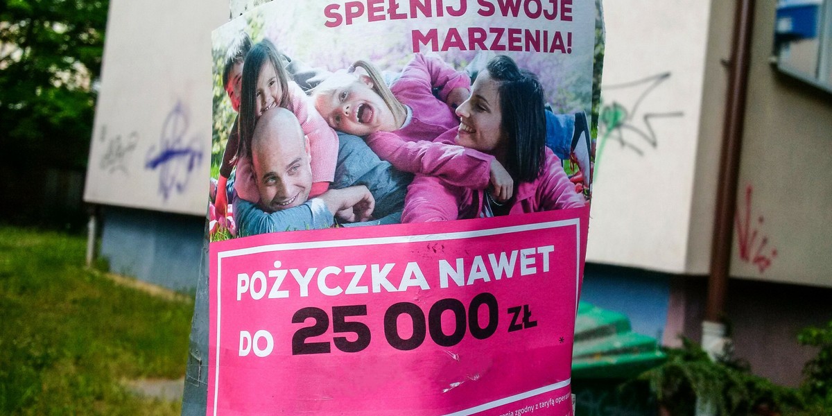 Polacy coraz częściej sięgają po chwilówki. Ostatnio popularne są pożyczki na ledwie kilkaset złotych.